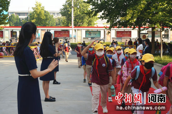 9月22日，郑州市小学二至六年级学生开学返校。图为小学生们返校开学。中新社记者 韩章云 摄