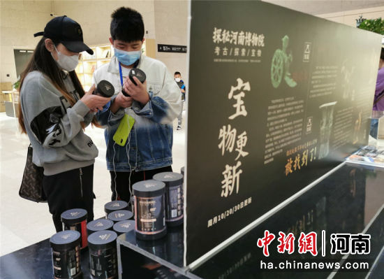 10月6日，河南博物院的文��商品�N售�^，�⒂^者�x�考古盲盒。