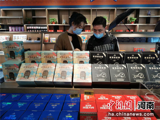 10月6日，河南博物院的文��商品�N售�^，�⒂^者�x�考古盲盒。