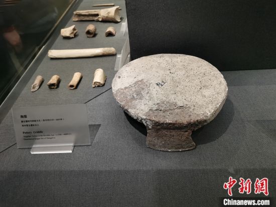 古人用于摊饼等生活的器具陶鏊。中新网记者 吉翔 摄