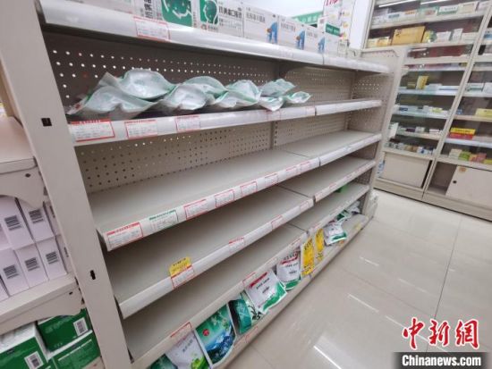 图为郑州一药店内的退烧药已经下架。　王登峰 摄