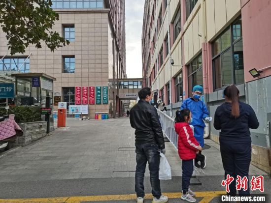 　图为郑州市中心医院恢复门诊，扫码测温进入。　李贵刚 摄