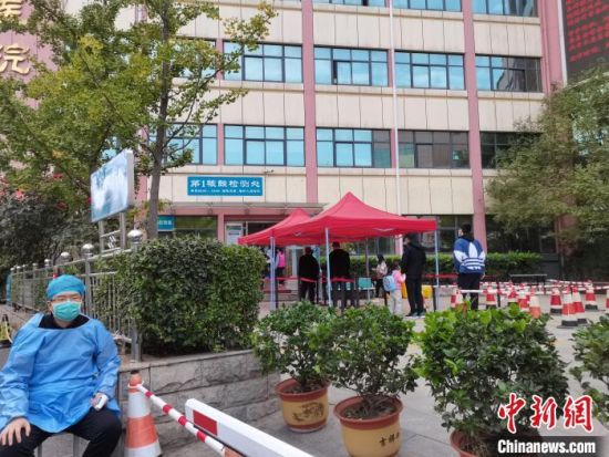 图为郑州市中心医院核酸检测处有民众排队做核酸检测。　李贵刚 摄