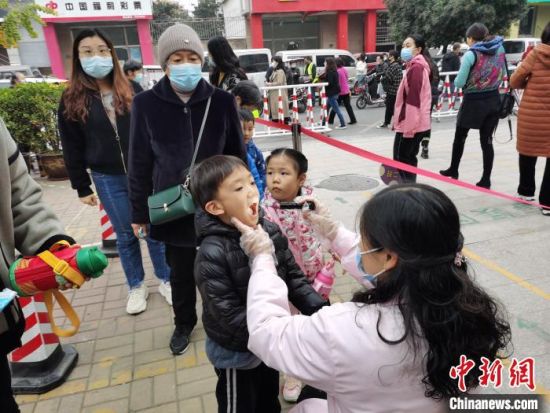 图为郑州金水区三幼校医检查孩子口腔健康情况。　王登峰 摄