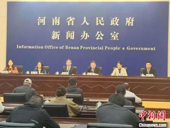 11月5日，河南省政府新闻办召开新闻发布会，通报“十三五”期间的河南省防震减灾工作。　阚力 摄