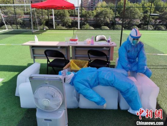 图为8月医护人员躺在冰砖上短暂休息。(资料图) 韩章云 摄