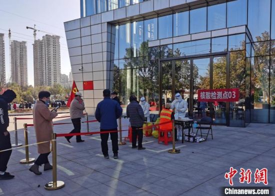 图为11月8日，郑州市民在郑州市管城区一检测点排队接受核酸检测。　刘鹏 摄