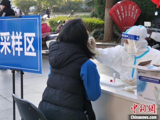 11月11日，郑州市民在检测点接受核酸检测。　刘鹏 摄
