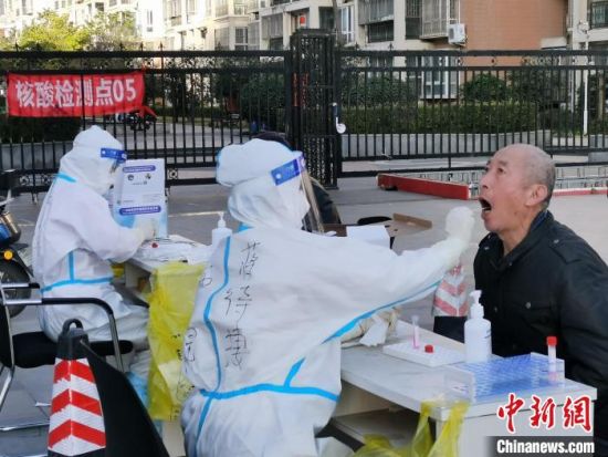 　11月11日，郑州市民在检测点接受核酸检测。　刘鹏 摄