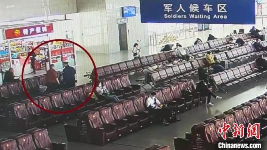 　图为民警在现场询问丢失物品的情况。　郑州铁路公安局供图