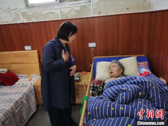 　图为一位被救济了7年的老人生病，杨应芬将老人送医救治，并时时看望。　受访者供图