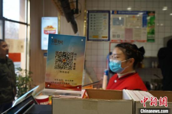　图为河南省汤阴县一家餐饮店将二维码摆放在显眼位置，消费者可扫码看后厨。　韩章云 摄