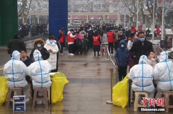 图为郑州市民排队进行核酸检测。 中新社记者 韩章云 摄