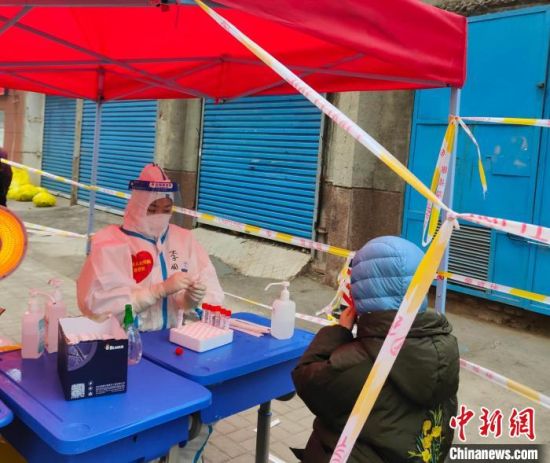 　图为在郑州市一核酸检测点医务人员准备给一名学生做核酸检测。　杨大勇 摄