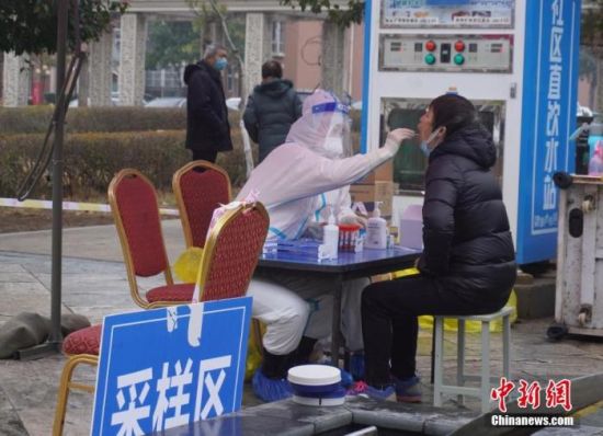 资料图：1月7日，河南郑州，市民正在接受核酸检测。当日，郑州在市域内开展第二轮全员核酸检测。中新社记者 刘鹏 摄
