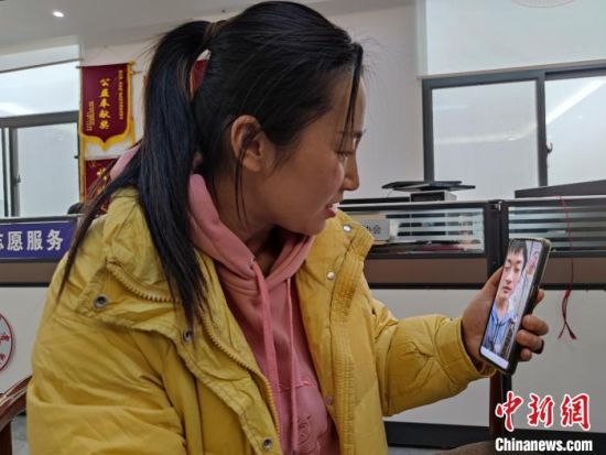 　图为冯阳与资助对象大一学生贾振东视频通话，询问他学习生活情况。　阚力 摄