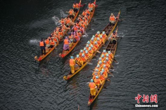资料图：正值农历二月初二，湖南长沙石燕湖举行“龙抬头”龙舟赛。杨华峰 摄