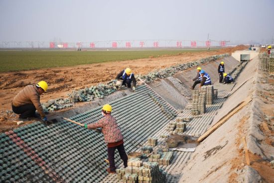 　2月24日，河南省鹤壁市浚县30万亩高标准农田示范方内，施工人员正在忙着修复去年水毁的沟渠。新华社记者张浩然 摄