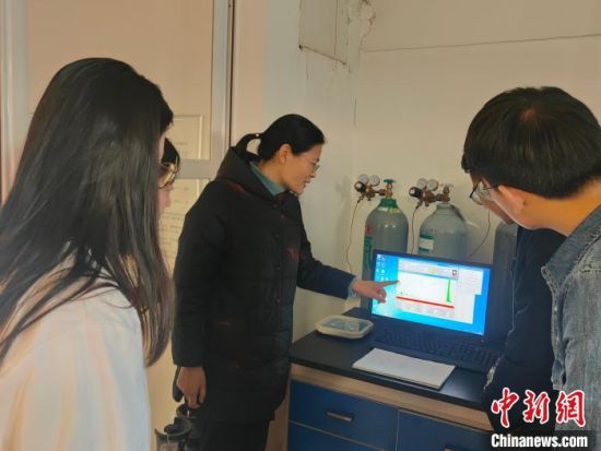 　图为张瑞芹在实验室里指导学生进行大气采样数据分析 杨大勇 摄
