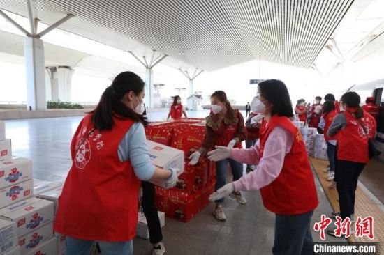 图为郑州师范学院志愿者参加援沪物资装车志愿服务活动。　郑州师范学院供图