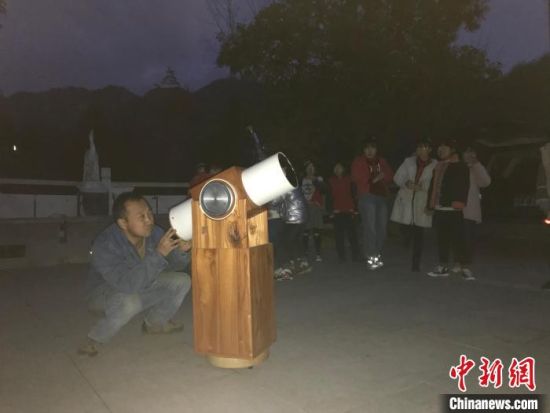 王耀斌教村小学的孩子们如何使用望远镜。(资料图) 受访者供图