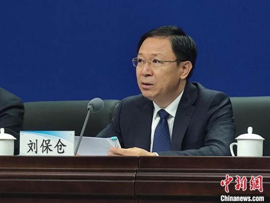 河南省委农办副主任、农业农村厅副厅长刘保仓就相关规划作以解读。　阚力 摄