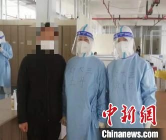 河南援沪护士王丹(中)在上海方舱医院遇到曾经的患者家属。　河南省卫健委供图