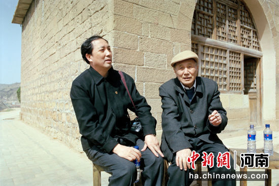 赵德润（左）陪同恩师穆青回延安。 王颂 摄
