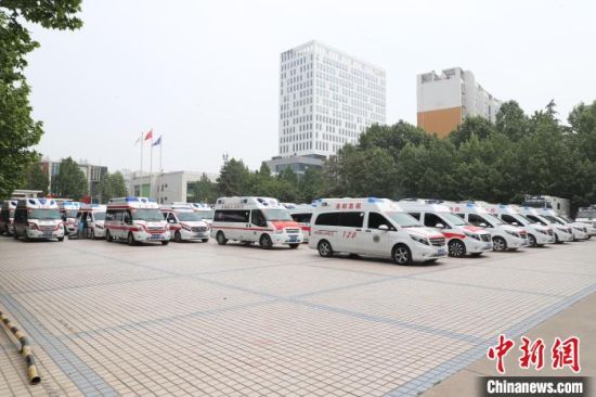 　河南省援沪医疗转运队50辆负压救护车集结完毕。　河南省卫健委供图