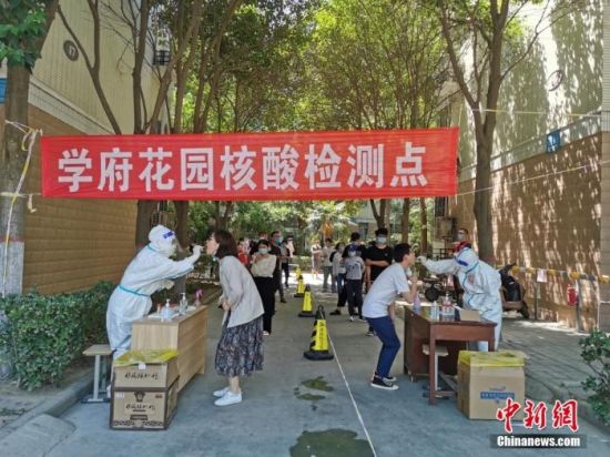 　5月5日，河南郑州，市民在社区进行核酸检测采样。5月4日，郑州对主城区实施“足不出区、严禁聚集”的“静态管理”。 中新社记者 韩章云 摄