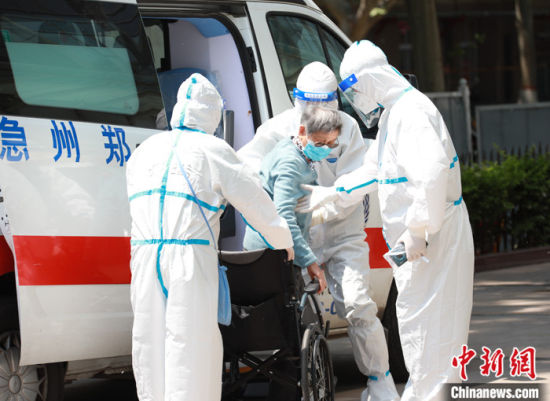 图为5月6日，郑州市主城区定点救治医院――郑州人民医院正在接诊转运过来的病人。 中新社记者 阚力 摄