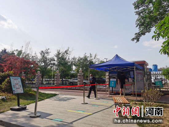 5月19日，河南郑州，市民在街边的“核酸采样屋”接受核酸采样。中新社记者 刘鹏 摄