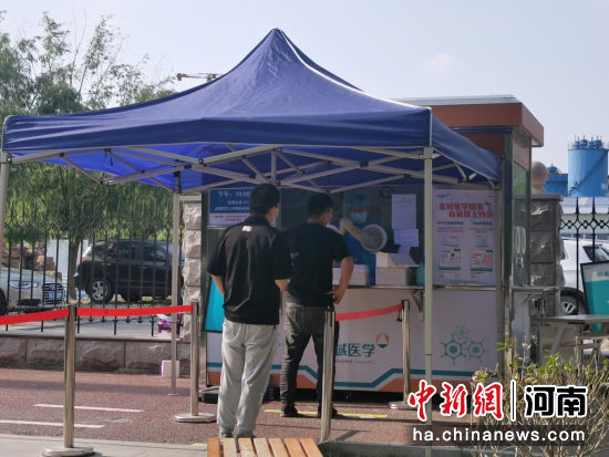 5月19日，河南�州，市民在街�的“核酸采�游荨苯邮芎怂岵��。中新社�者 �Ⅸi �z