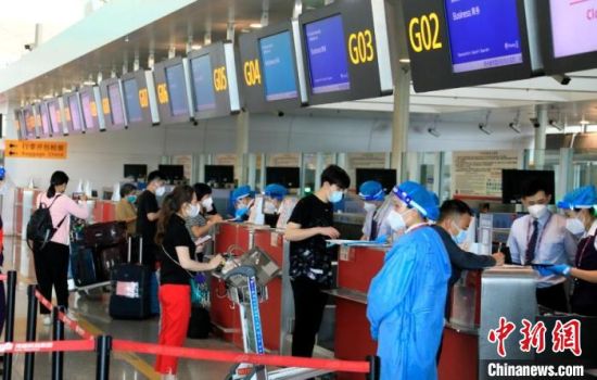 　　图为旅客证办理登机手续。　河南省机场集团供图
