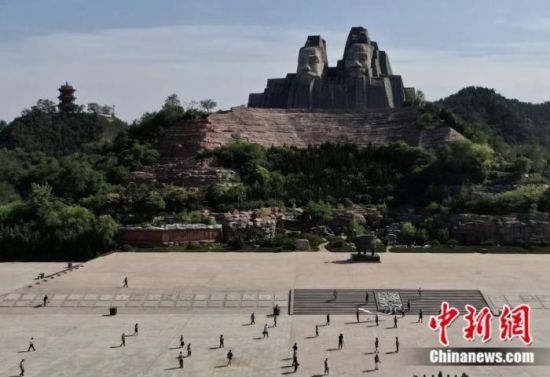 　　2021年5月，游客在位于河南�州的�S河文化公�@炎�S�V��⒂^游玩。中新社�者 ���d�� �z