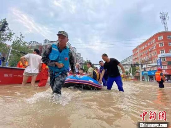 新郑市蓝天救援队成员在水灾中转移群众。　新郑市委统战部供图