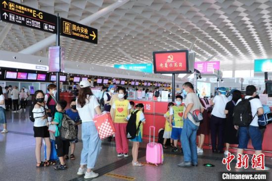 　图为郑州机场T2航站楼内出行的旅客。史小明 摄