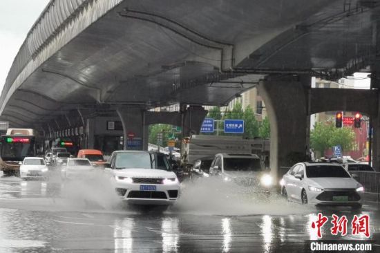 图为降雨导致郑州市区部分路面积水。韩章云 摄