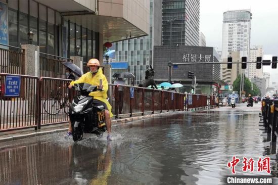 图为郑州市民骑车涉水前行。韩章云 摄