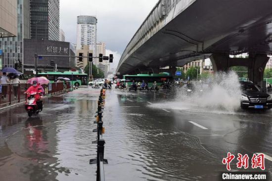 　图为降雨导致郑州市区部分路面积水。韩章云 摄