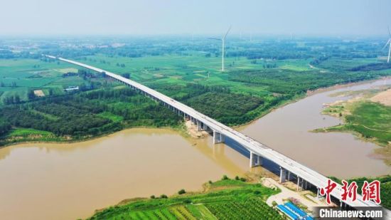 图为安罗高速淮河特大桥项目施工现场。河南省交通运输厅供图