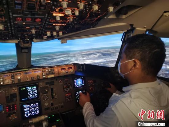 参观者在河南航投航空培训中心体验飞行员驾驶培训。刘鹏 摄