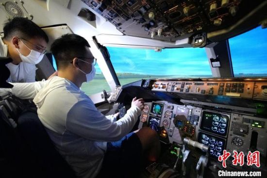 参观者在河南航投航空培训中心体验飞行员驾驶培训。刘鹏 摄