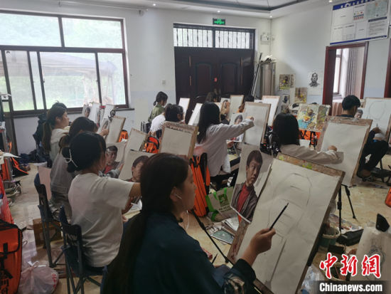 　图为7月27日，学生们在石板岩一家写生基地练习素描。中新社记者 刘鹏 摄