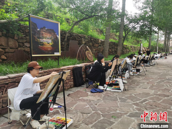 图为7月27日，学生们在石板岩作画。中新社记者 刘鹏 摄