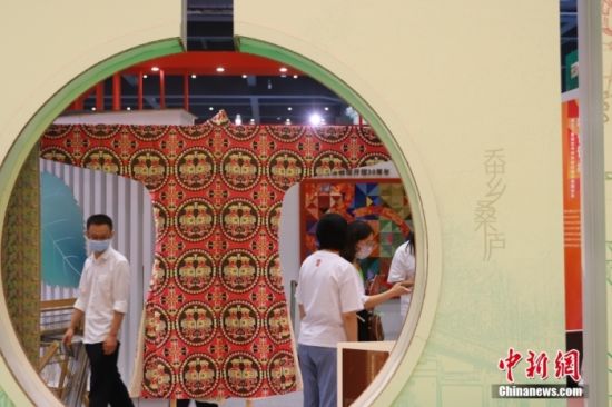 图为观众在中国丝绸博物展区参观。中新社发 程航 摄