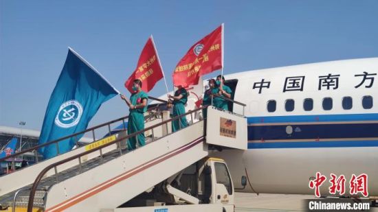 　图为医疗队员抵达郑州新郑国际机场。刘峰 摄