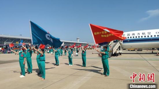 　图为医疗队员抵达郑州新郑国际机场。刘峰 摄