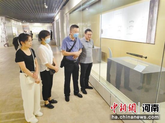 战国错金越王剑在浙江省博物馆展出