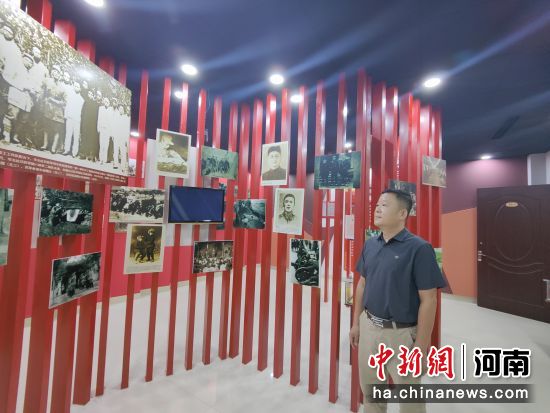 巫宗杰向参观者介绍农工党豫北抗战革命活动史。 杨大勇 摄